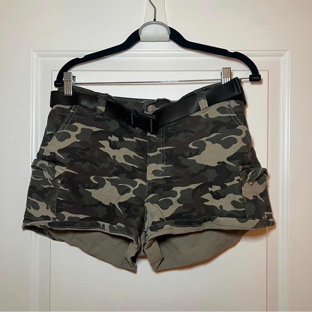 Almost Famous Camouflage Shorts Size L